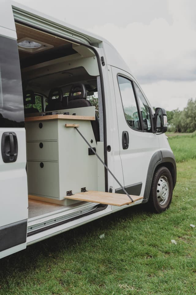 Peugeot Boxer L3H2 zijkant: schuifdeur open, keuken zichtbaar