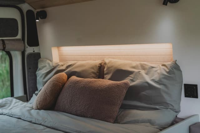 Vaste tweepersoonsbed met LED-strip en kussens