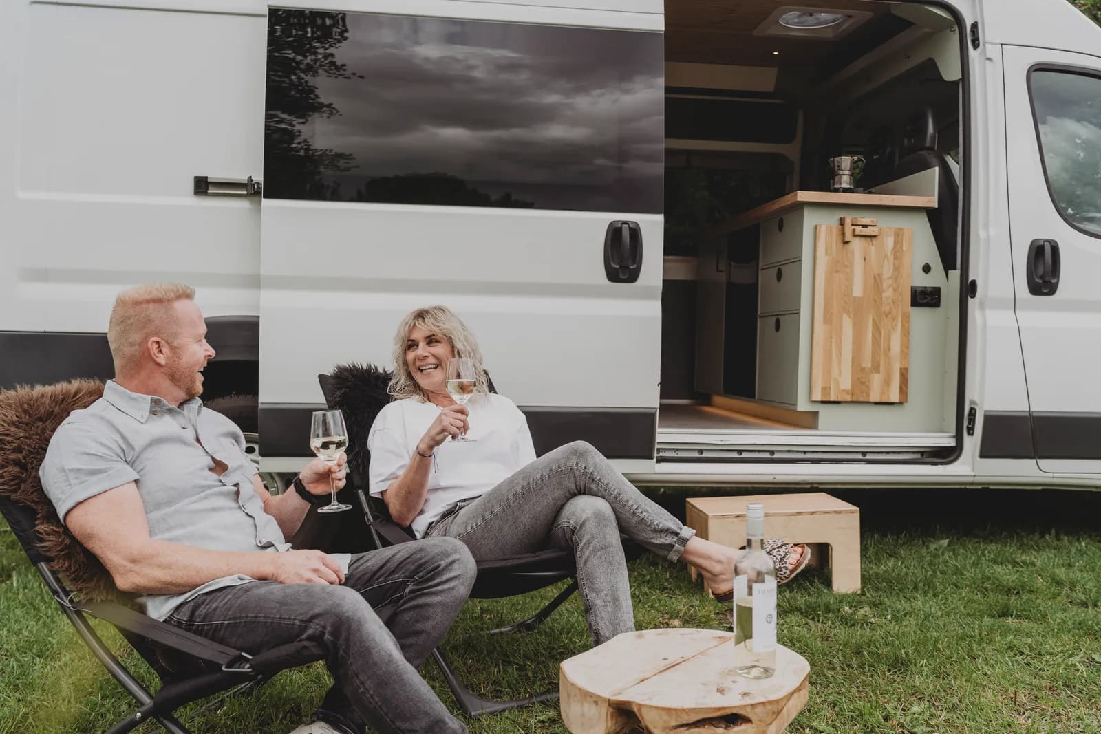 Peugeot Boxer L3H2 buscamper in de natuur, lifestyle shot