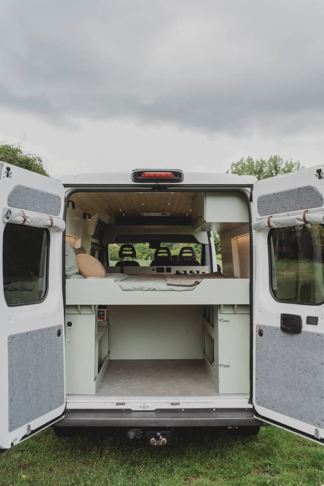 Peugeot Boxer L3H2 achterdeuren open, interieur zichtbaar