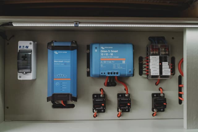 Victron elektra-installatie: Blue Smart charger en Orion-Tr