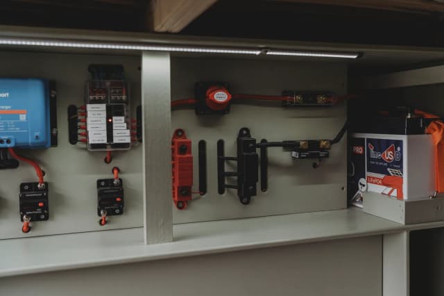 LiFePO₄ accu-installatie met zekeringpaneel