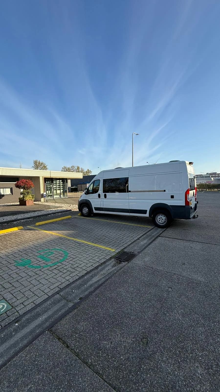 Peugeot Boxer L3H2 op het RDW-terrein, klaar voor de keuring
