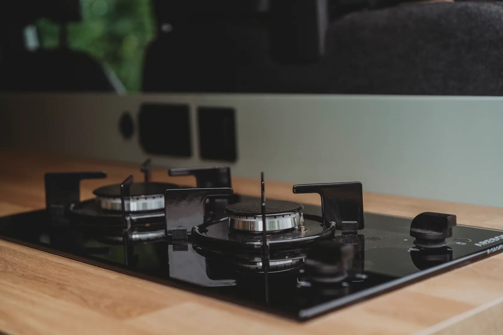 Buscamper interieur met keuken en verlichting