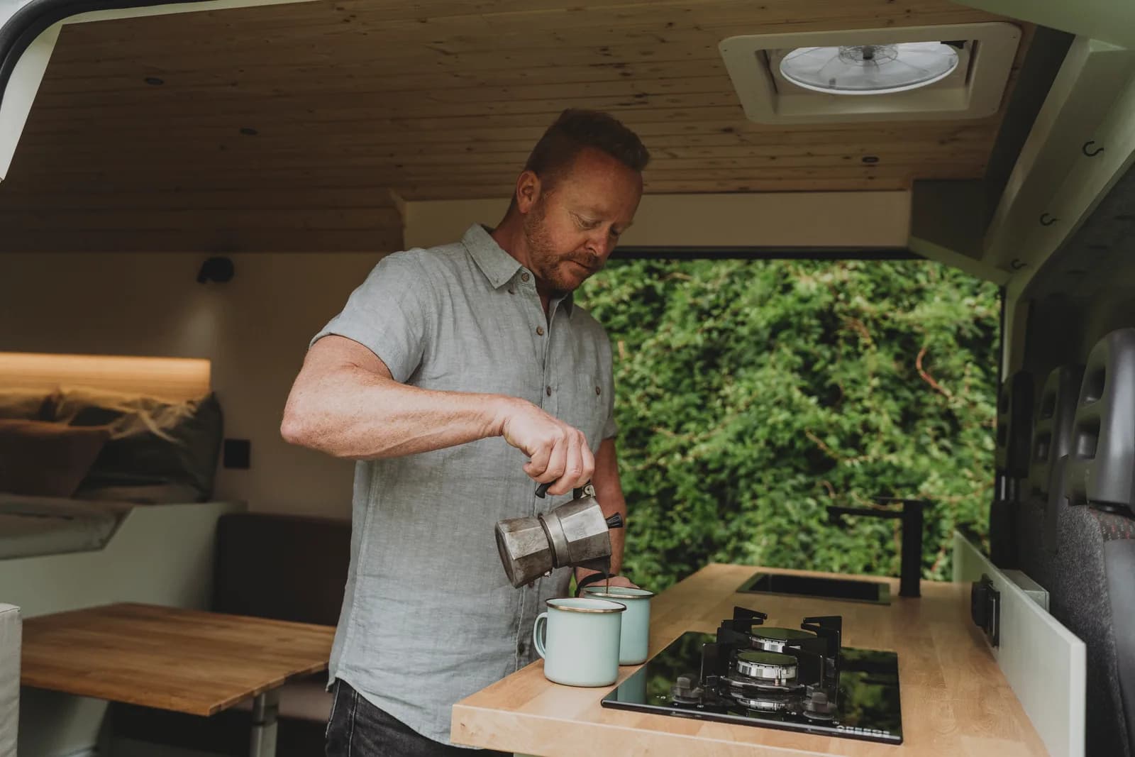 Buscamper buitenshuis, lifestyle shot met mensen die genieten van vrijheid