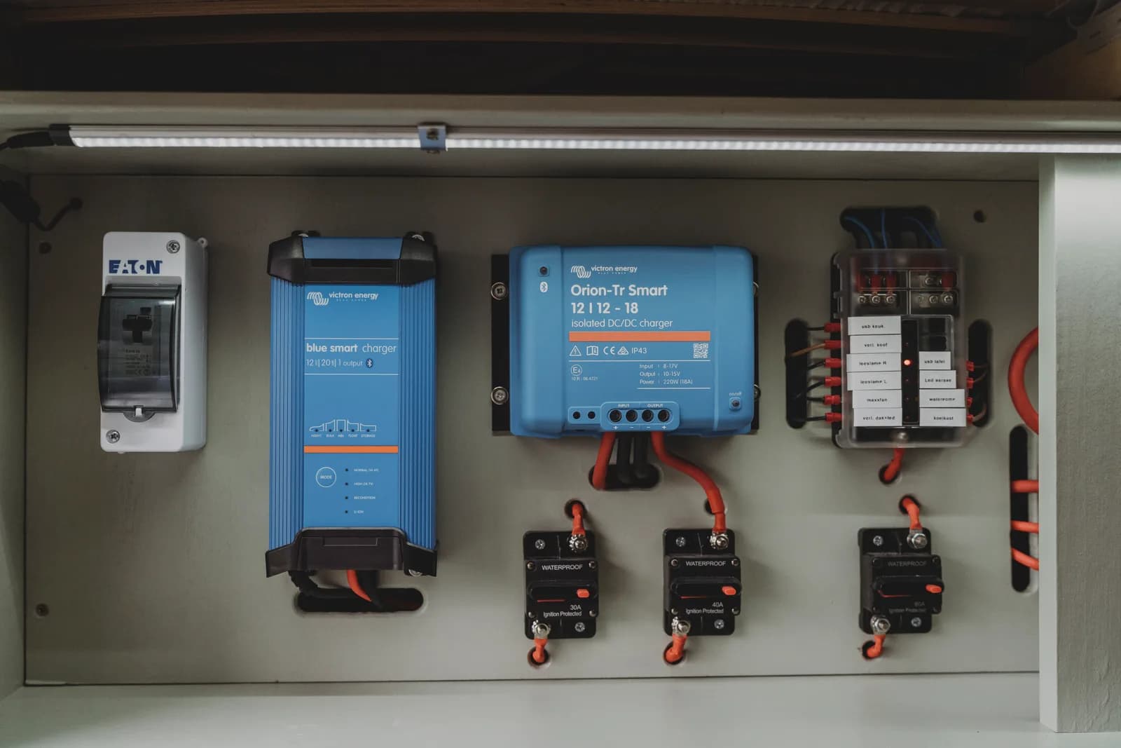 Buscamper interieur met professionele elektra-installatie