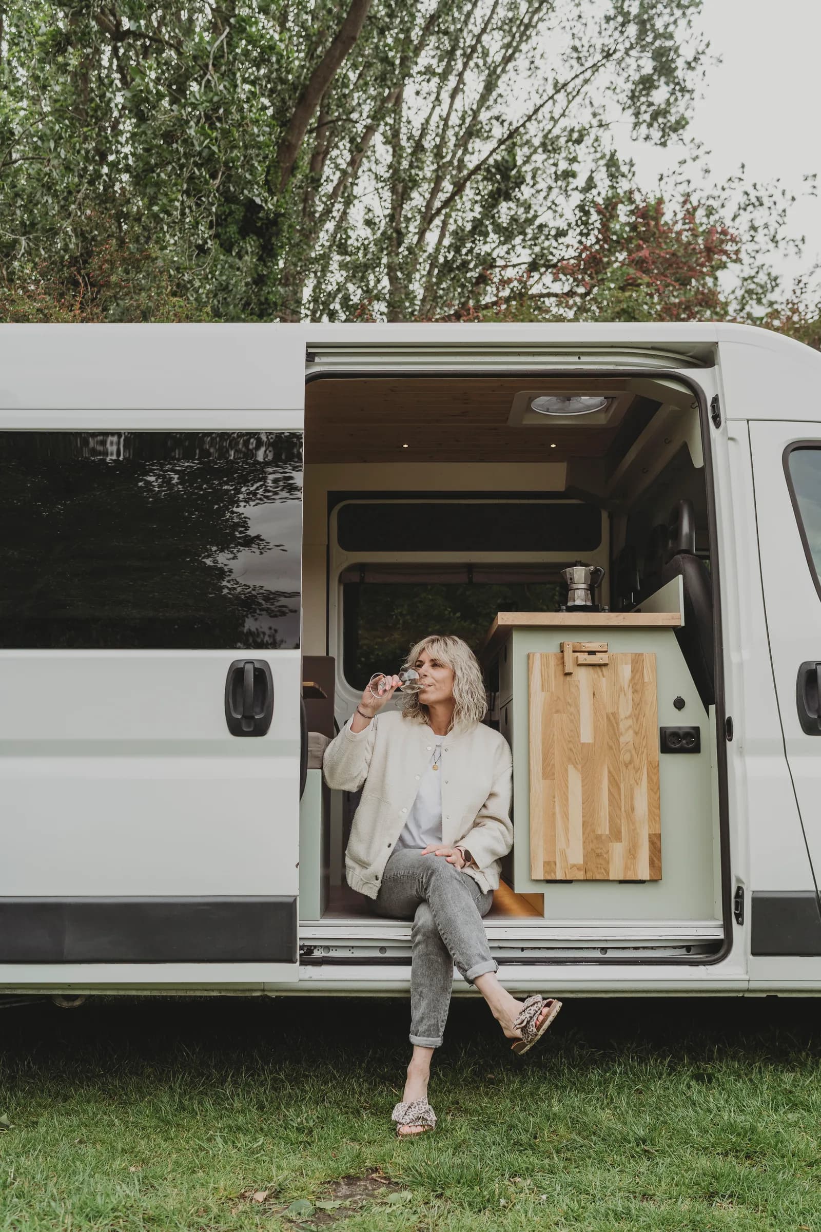 Buscamper buitenshuis, lifestyle shot met mensen die genieten van vrijheid